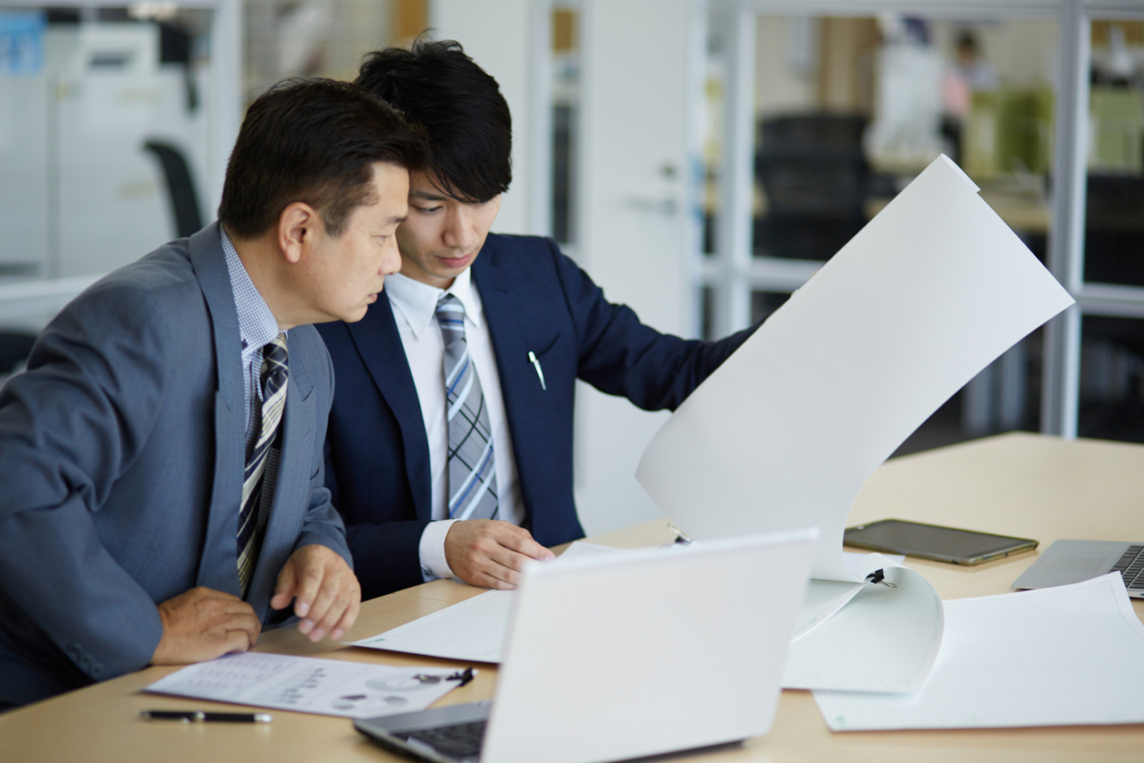 バーの事業主と税理士の相談の画像。