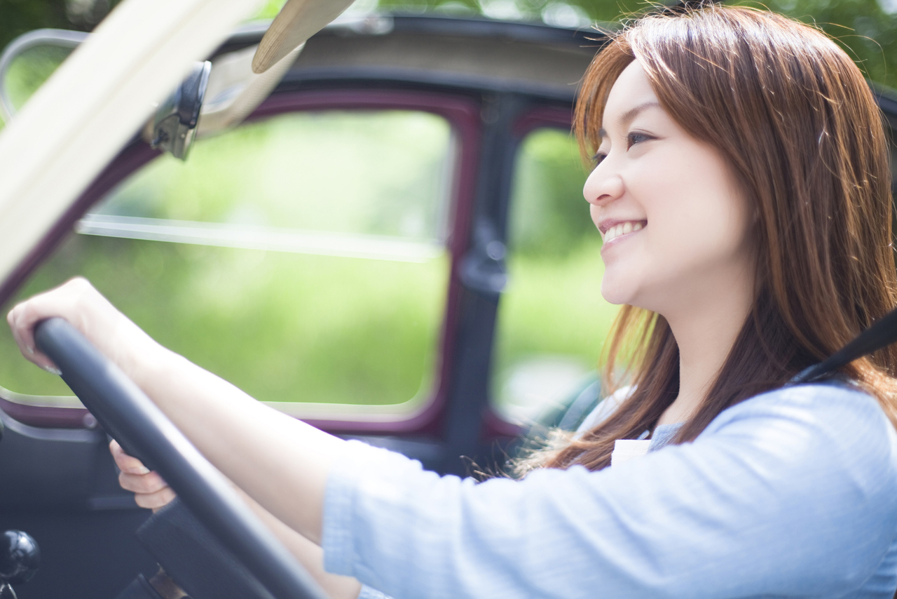 事業で自動車を運転する画像