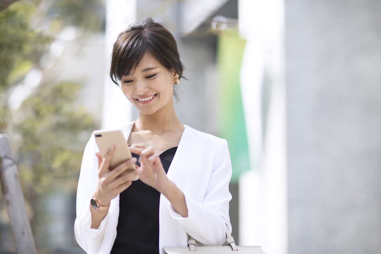 ワーキングホリデーで出国する女性のイメージ